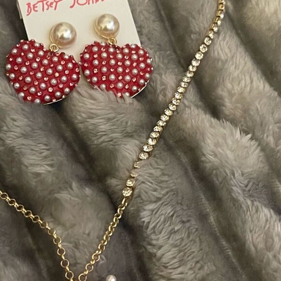 Four piece, Betsey Johnson, XOXO heart Valentine’s kitsch statement jewelry set - Picture 10 of 13